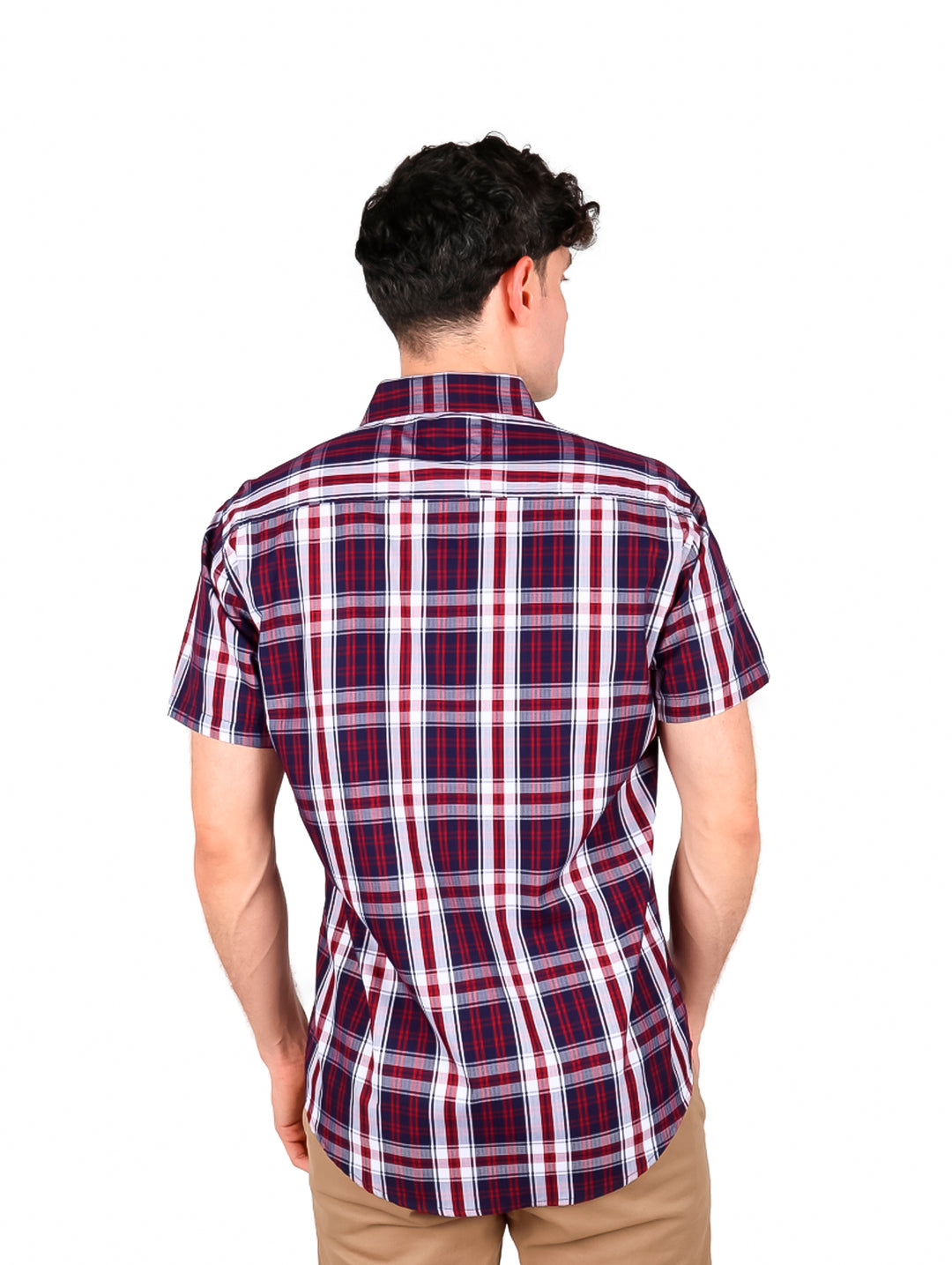 Hombre vistiendo camisa de manga corta con estampado de cuadros en colores rojo y marino.