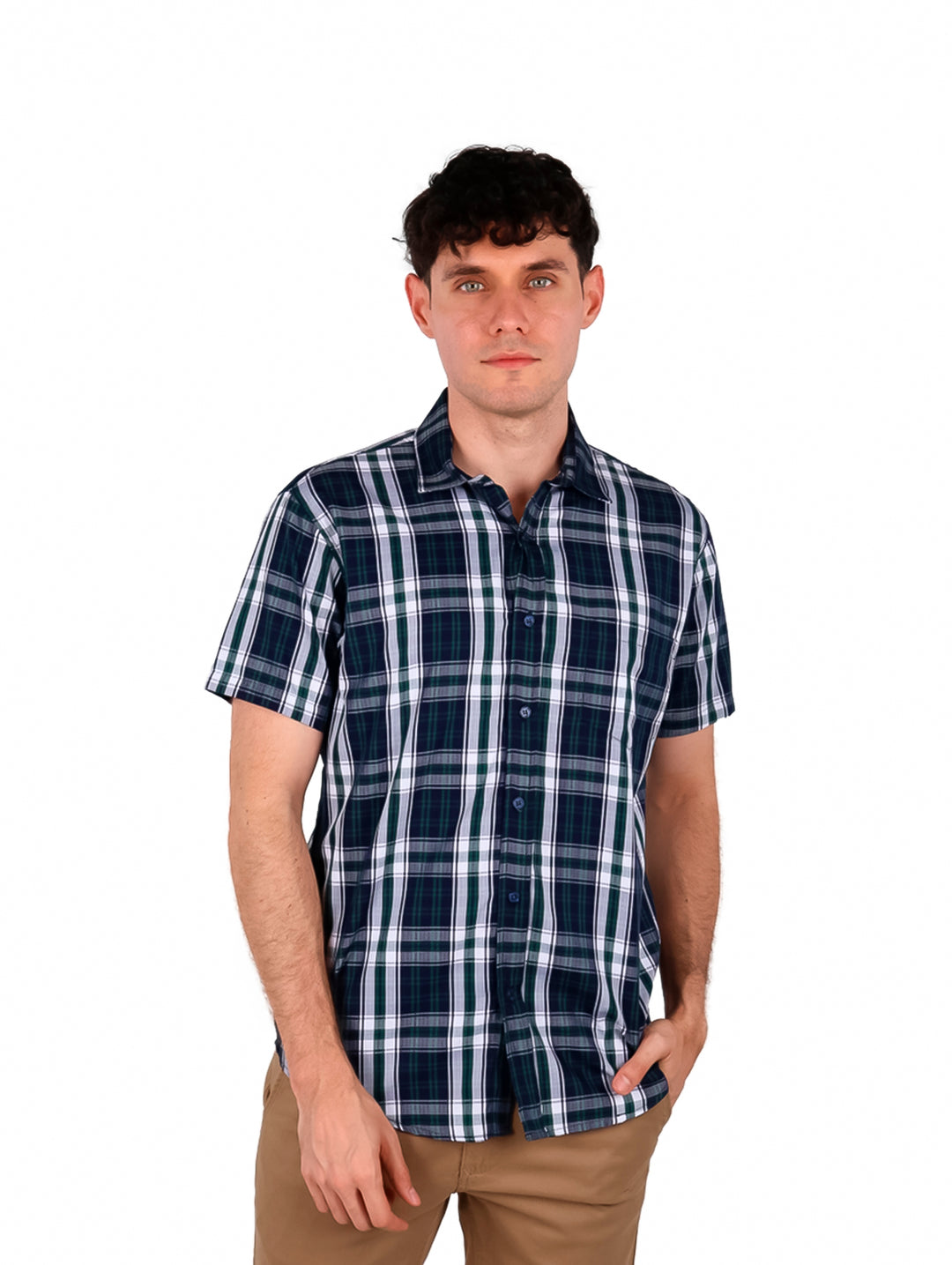 Hombre vistiendo camisa de manga corta con estampado de cuadros en colores verde y negro.