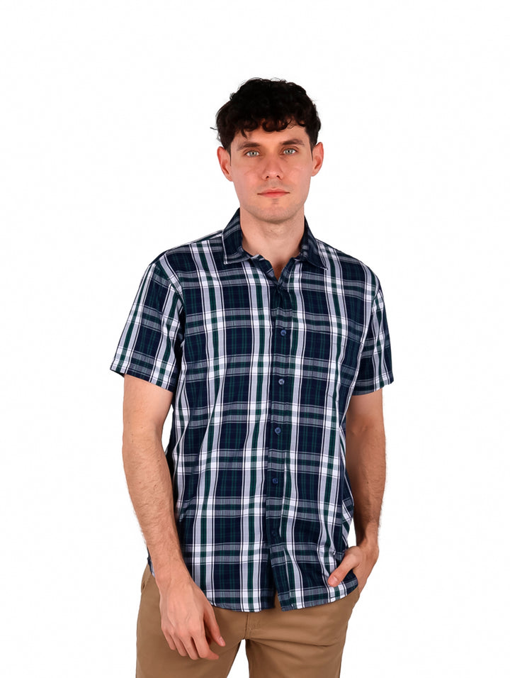 Hombre vistiendo camisa de manga corta con estampado de cuadros en colores verde y negro.