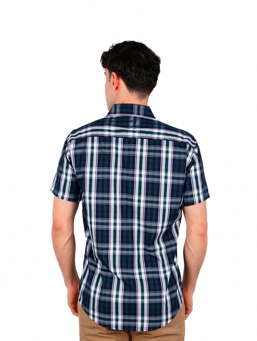 Hombre vistiendo camisa de manga corta con estampado de cuadros en colores verde y negro.