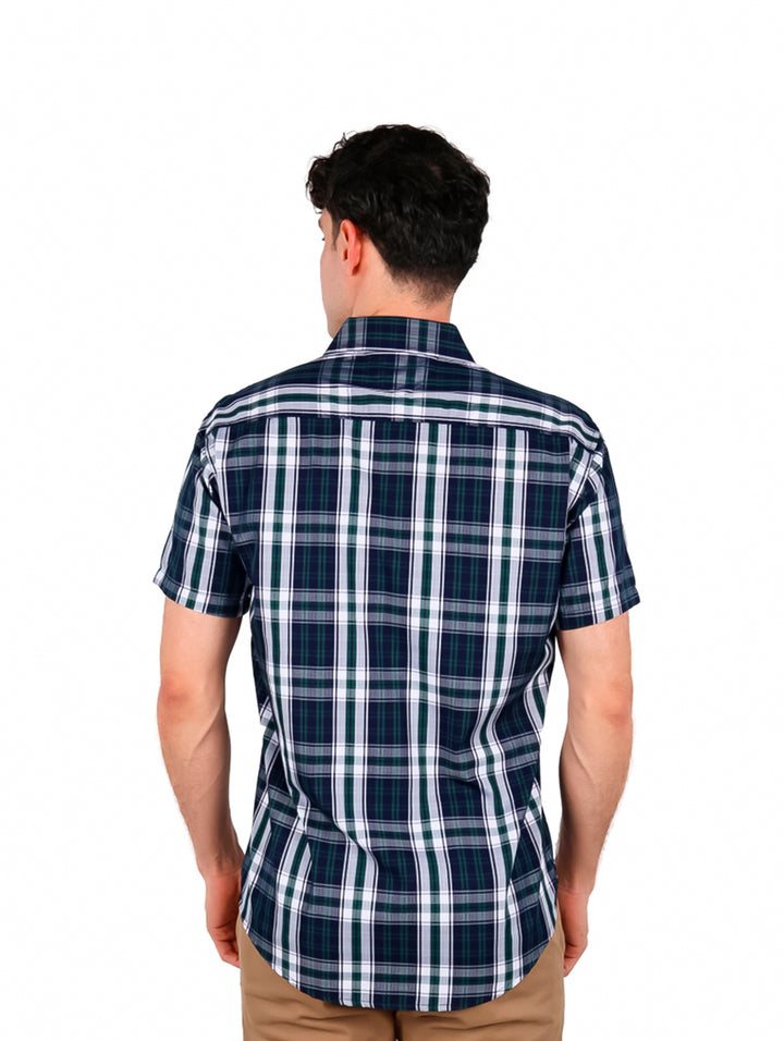 Hombre vistiendo camisa de manga corta con estampado de cuadros en colores verde y negro.