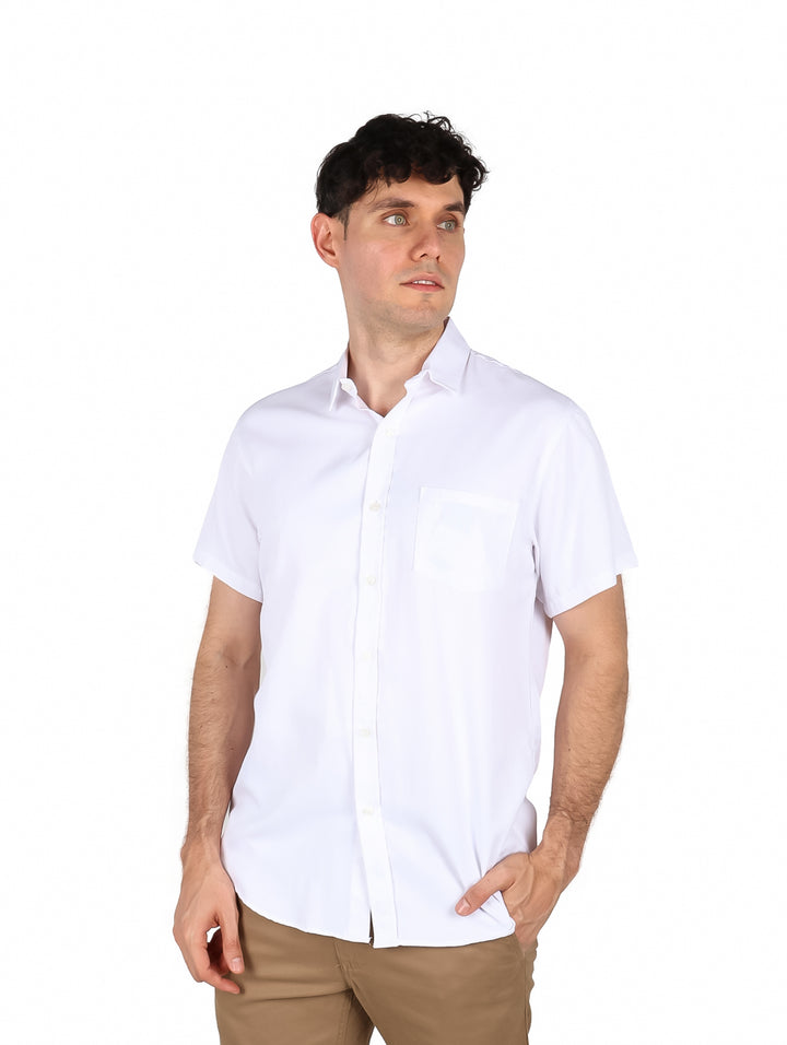 Hombre vistiendo una camisa blanca de manga corta con cuello y botones de la marca Collor&