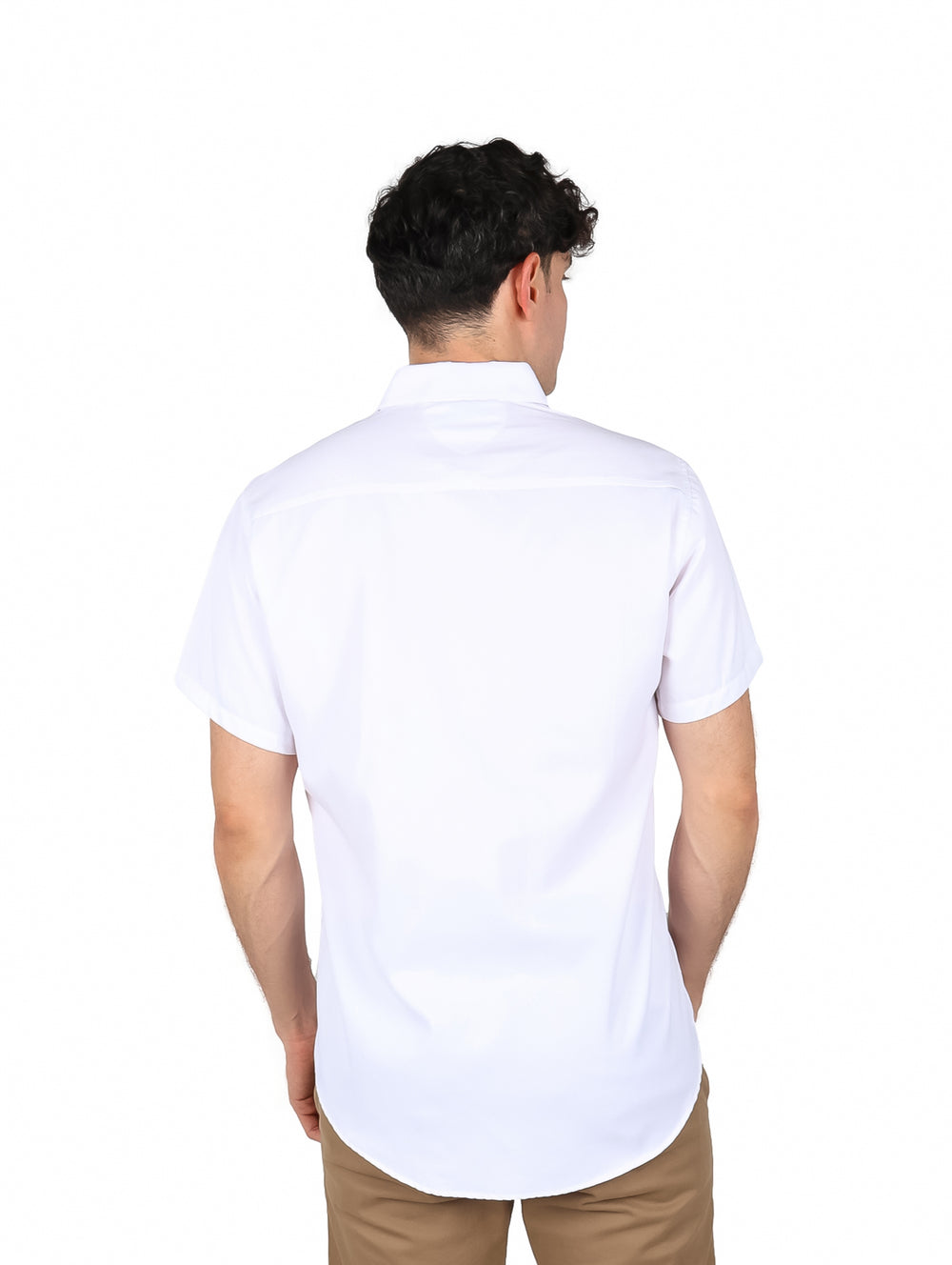 Hombre vistiendo una camisa blanca de manga corta con cuello y botones de la marca Collor's Couture.