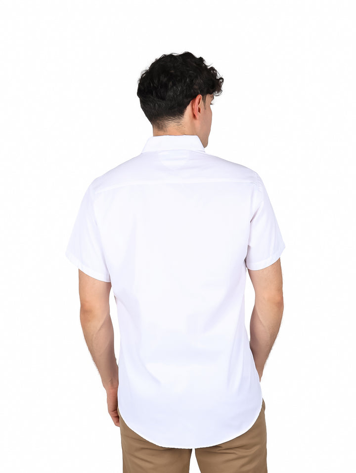 Hombre vistiendo una camisa blanca de manga corta con cuello y botones de la marca Collor&