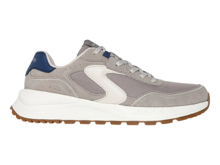 Tenis Skechers color gris natural con suela blanca y detalles en azul y café.