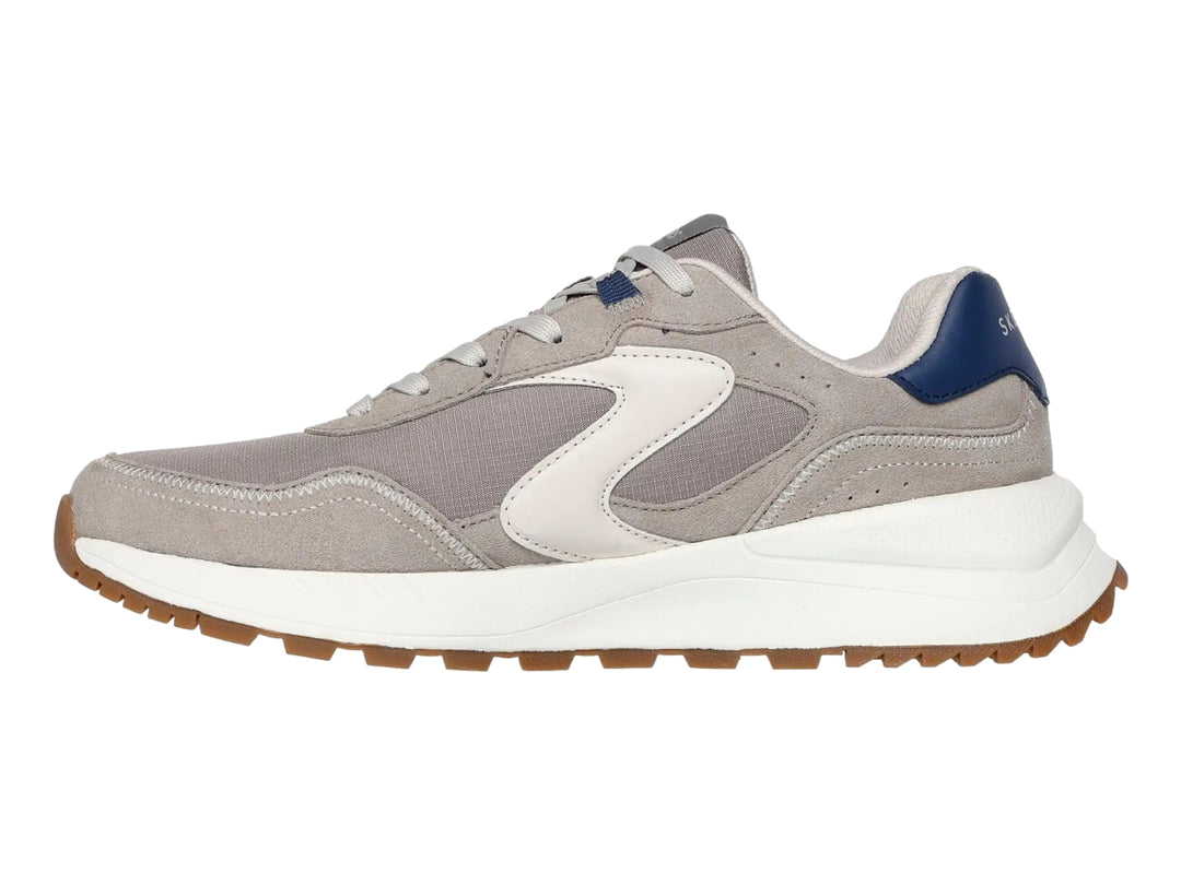 Tenis Skechers color gris natural con suela blanca y detalles en azul y café.