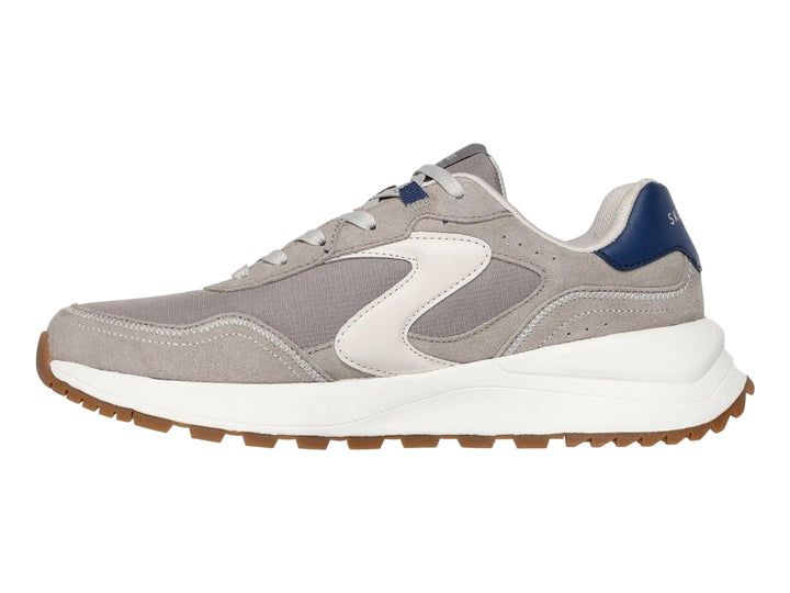 Tenis Skechers color gris natural con suela blanca y detalles en azul y café.