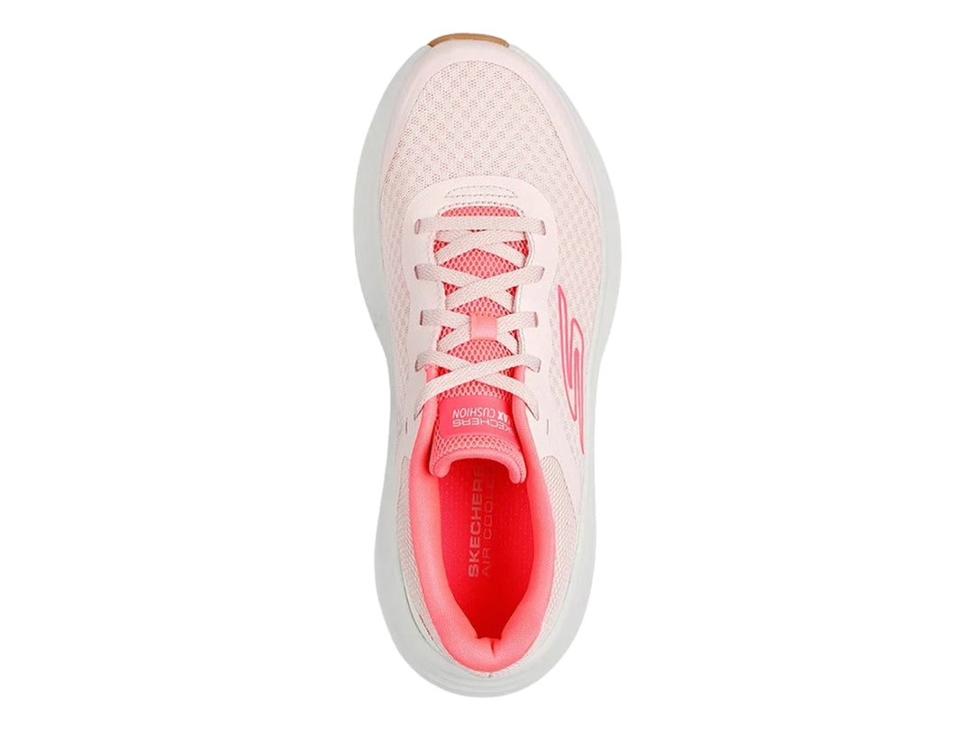 Tenis deportivos Skechers en color rosa y blanco con suela blanca ancha y base café.
