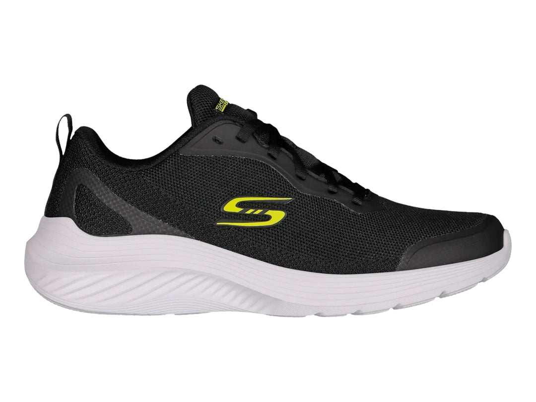 Tenis deportivos Skechers en color negro con suela blanca y detalles en amarillo lima.
