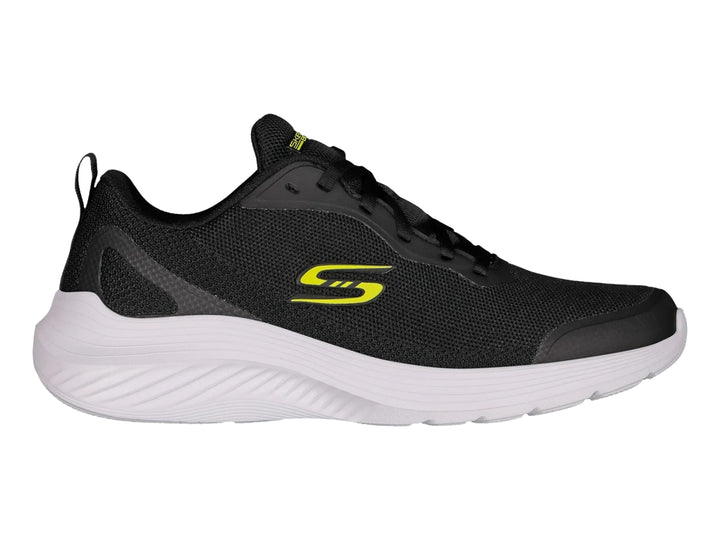 Tenis deportivos Skechers en color negro con suela blanca y detalles en amarillo lima.
