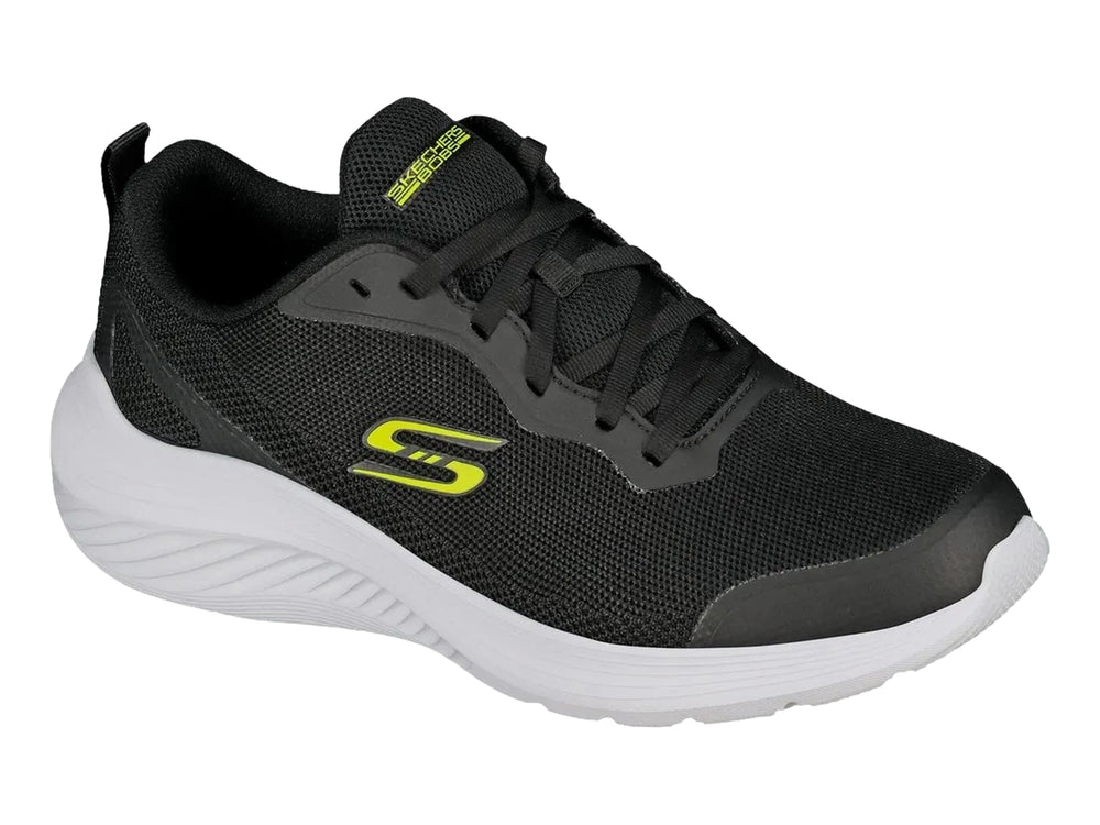 Tenis deportivos Skechers en color negro con suela blanca y detalles en amarillo lima.