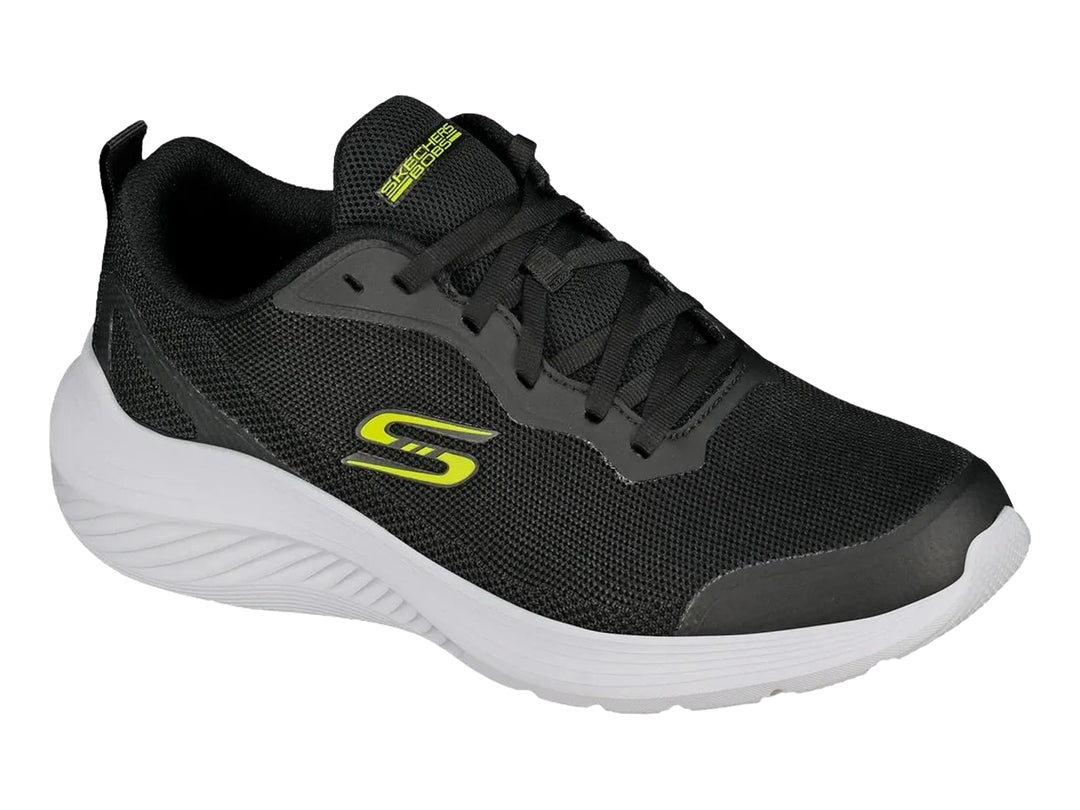Tenis deportivos Skechers en color negro con suela blanca y detalles en amarillo lima.