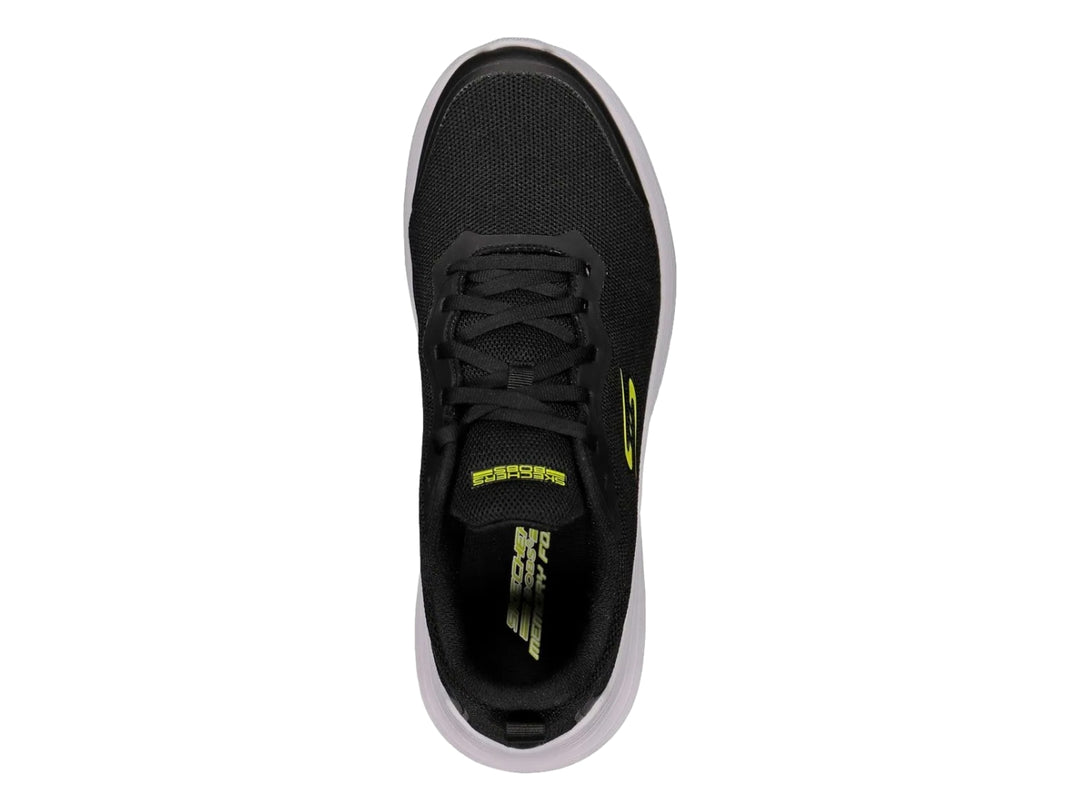 Tenis deportivos Skechers en color negro con suela blanca y detalles en amarillo lima.