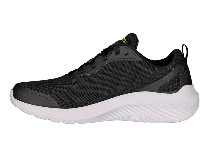Tenis deportivos Skechers en color negro con suela blanca y detalles en amarillo lima.