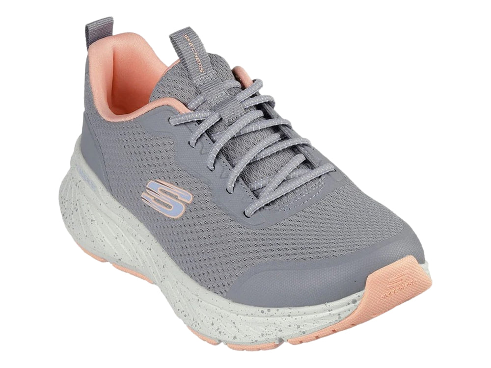 Tenis deportivos Skechers en color gris con detalles en coral y suela blanca moteada para mujer.