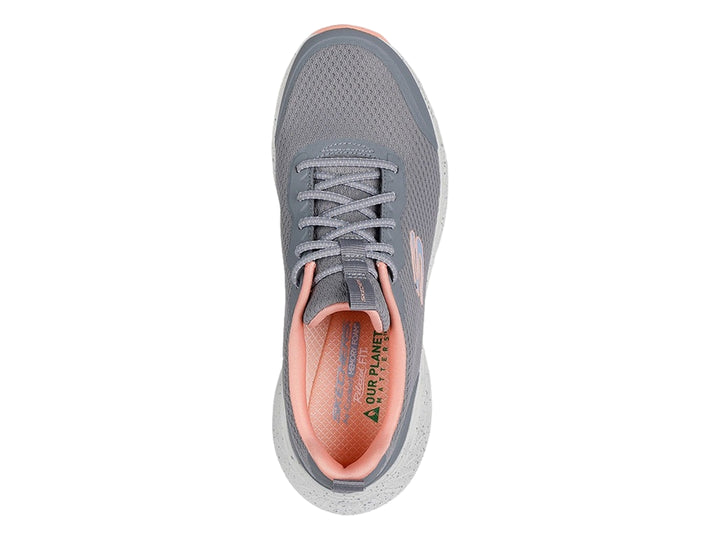 Tenis deportivos Skechers en color gris con detalles en coral y suela blanca moteada para mujer.