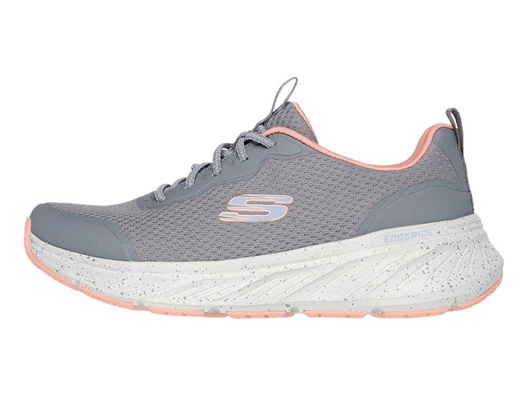 Tenis deportivos Skechers en color gris con detalles en coral y suela blanca moteada para mujer.