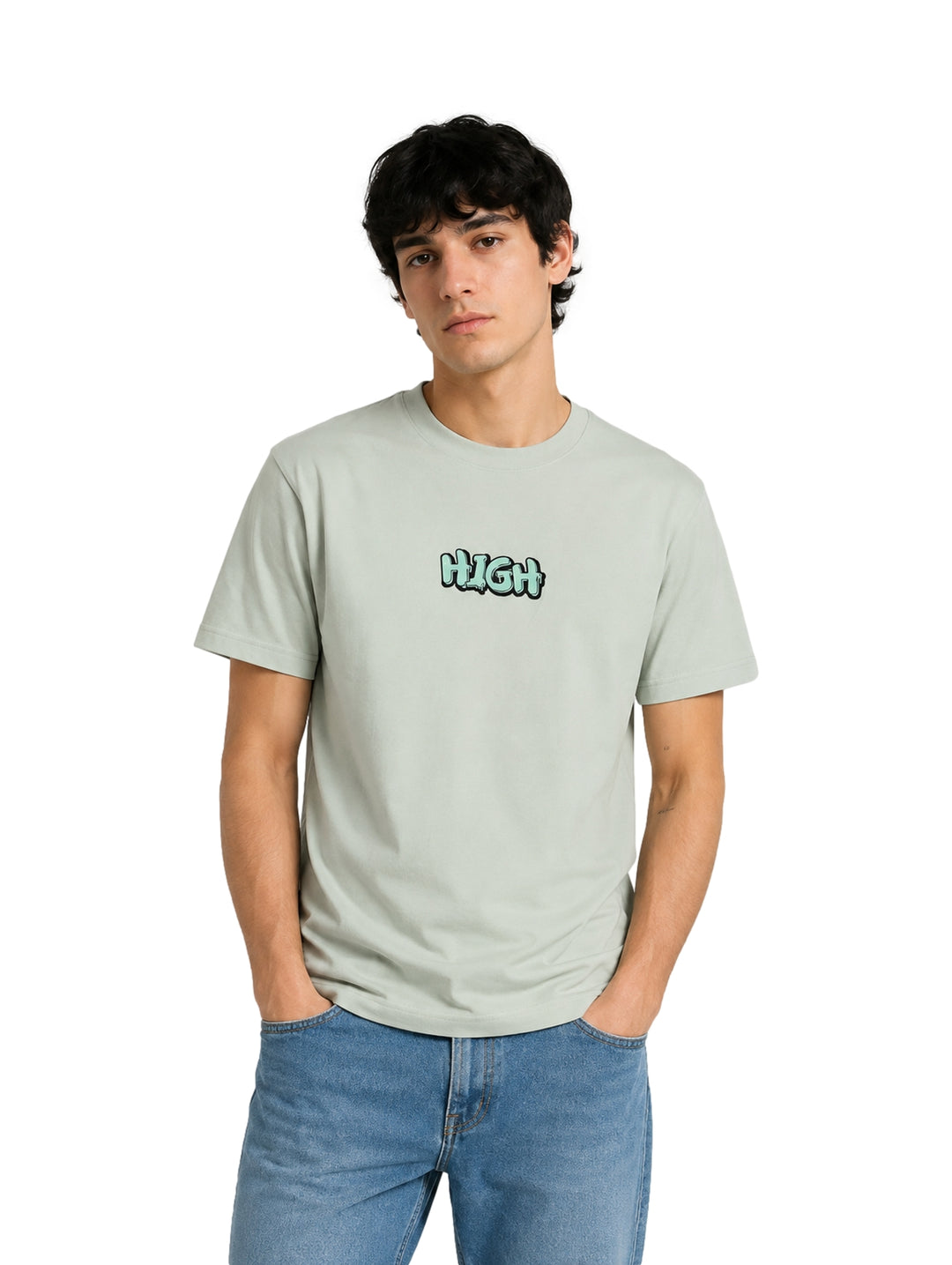 Hombre usando playera color verde claro de manga corta con estampado &