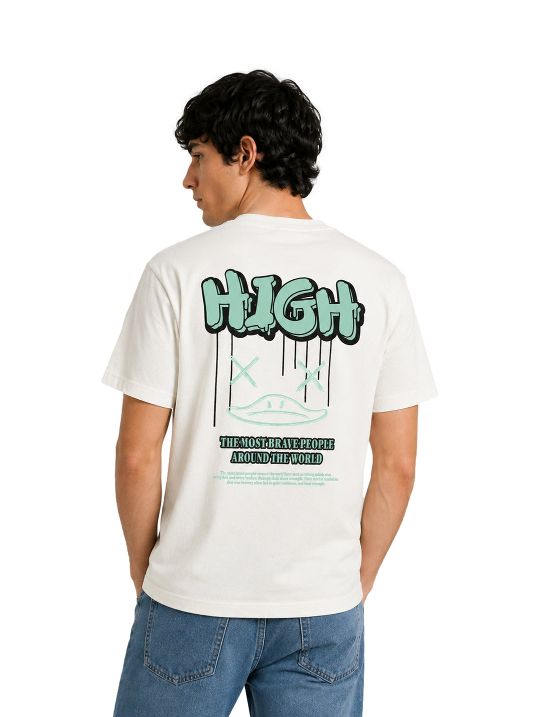 Hombre usando playera blanca de manga corta con estampado pequeño en el centro y jeans azules.
