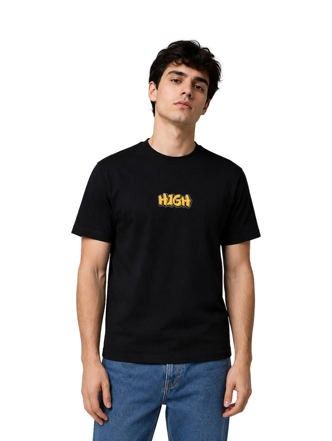 Hombre vistiendo una playera negra de manga corta con un logotipo amarillo en el centro del pecho.