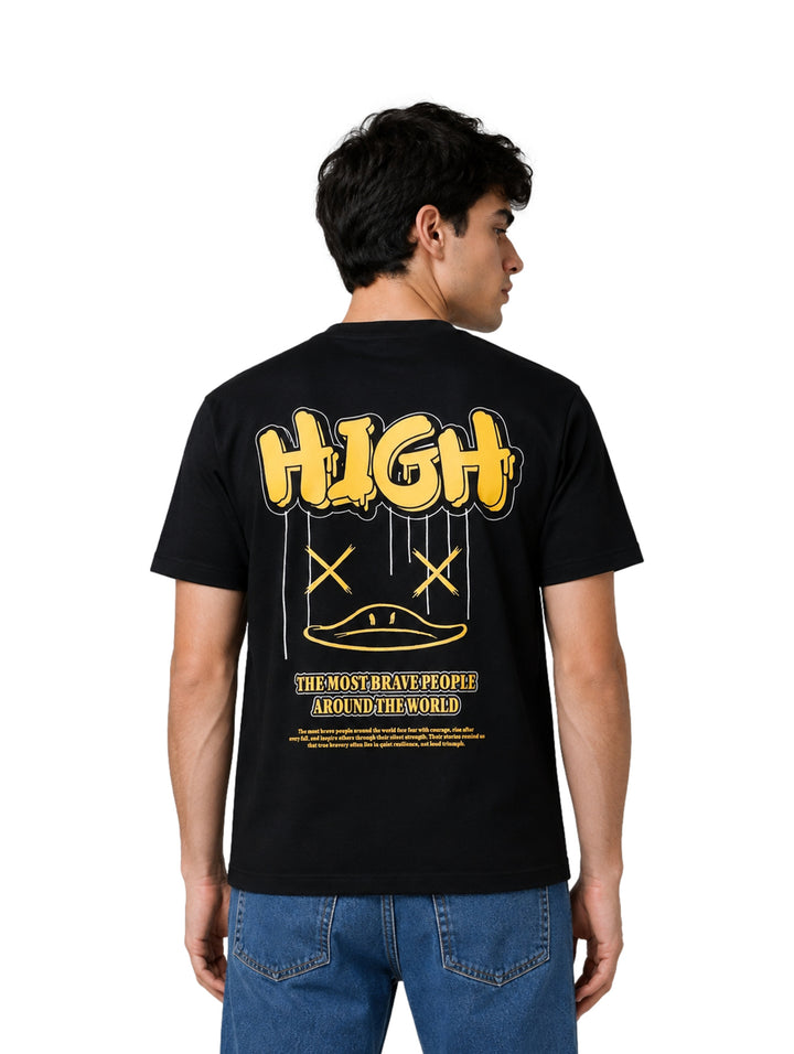 Hombre vistiendo una playera negra de manga corta con un logotipo amarillo en el centro del pecho.