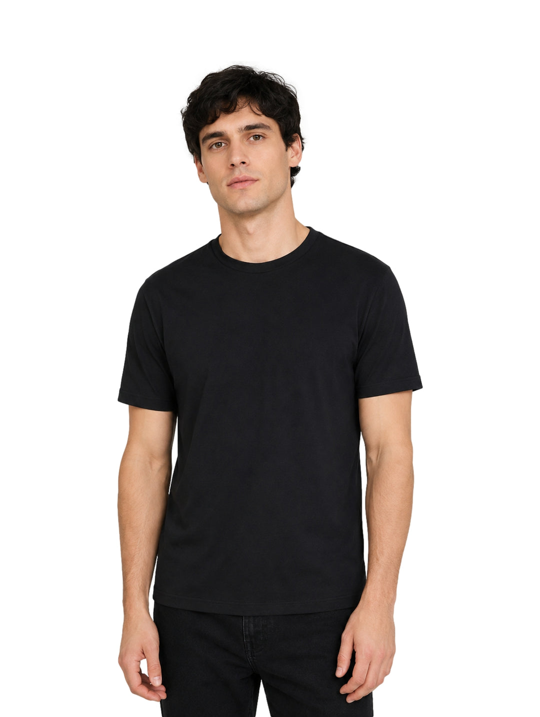 Hombre vistiendo una playera de manga corta color negro de cuello redondo.