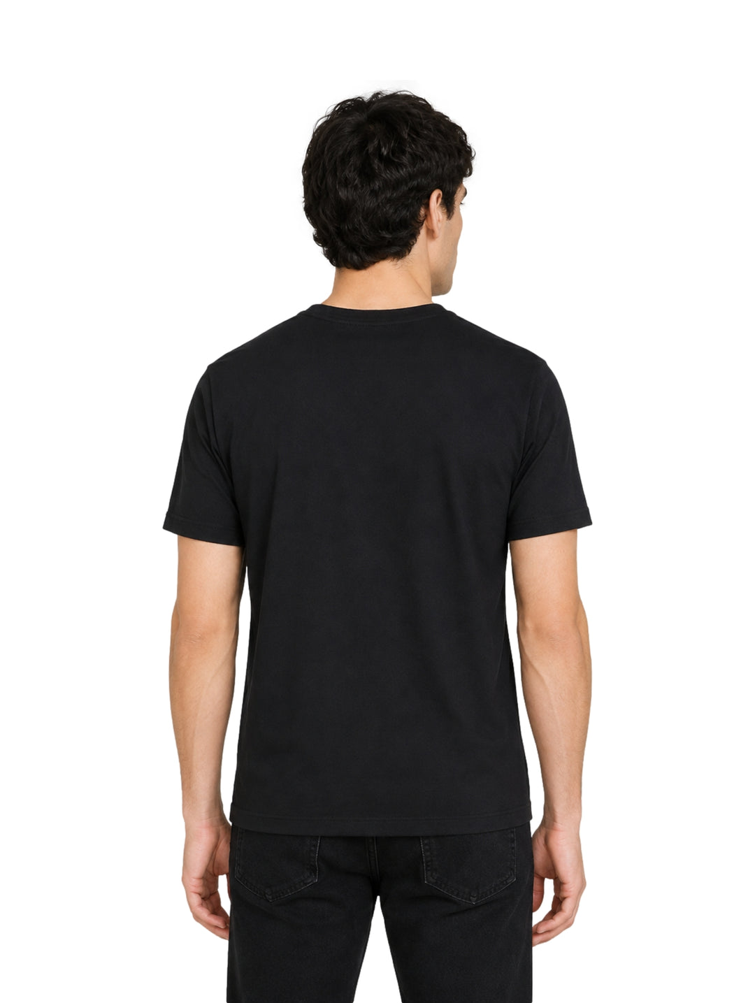 Hombre vistiendo una playera de manga corta color negro de cuello redondo.