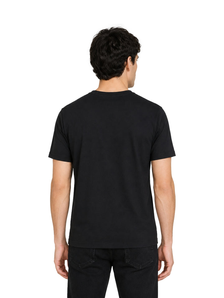 Hombre vistiendo una playera de manga corta color negro de cuello redondo.