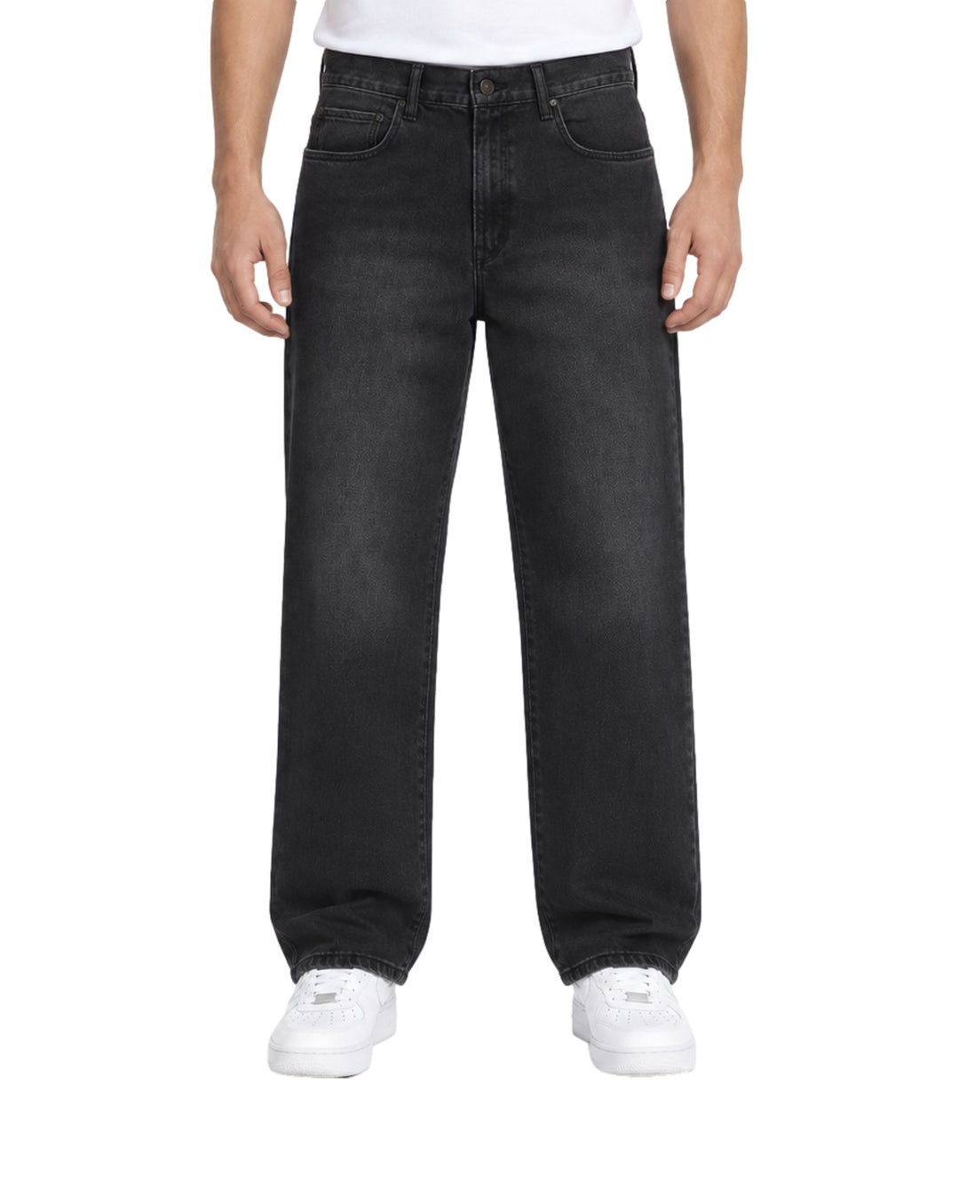 Hombre vistiendo jeans baggy color negro de la marca Furor con tenis blancos.