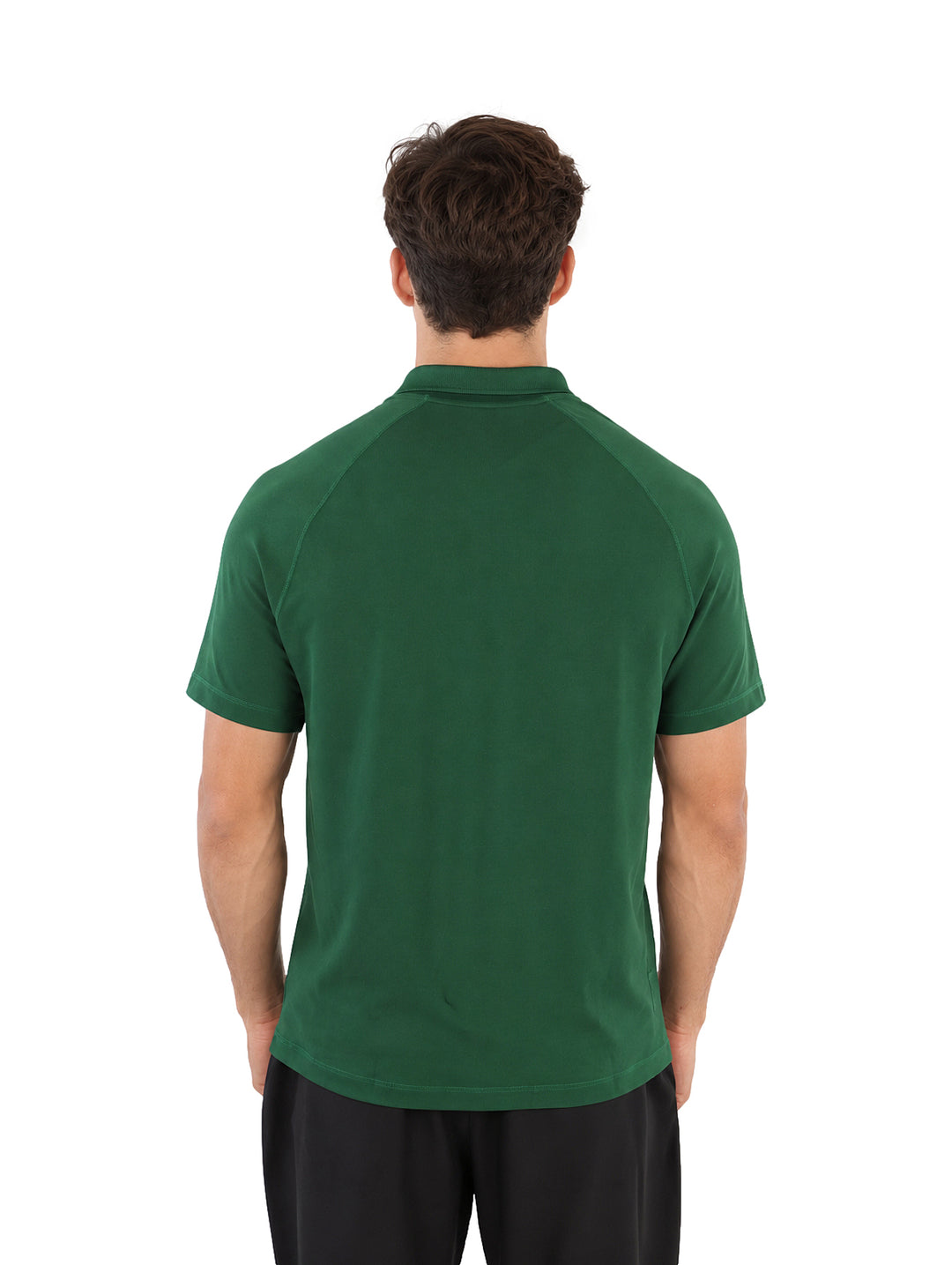 Hombre usando playera polo Lacoste color verde y pantalones negros.