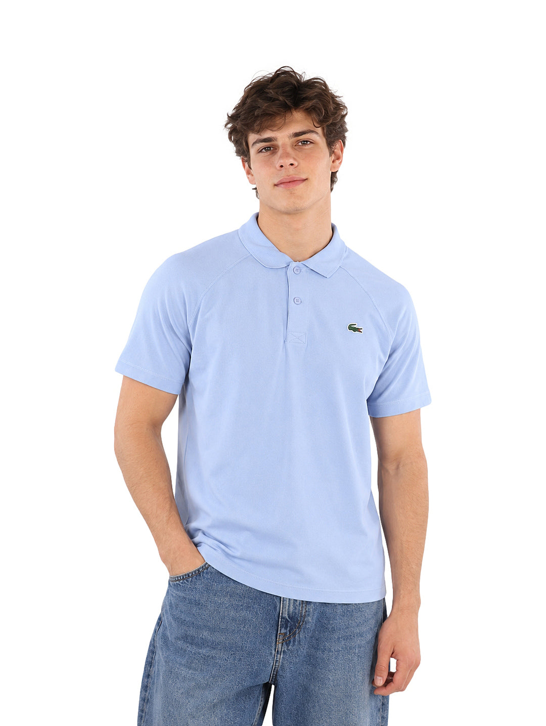 Hombre vistiendo una playera polo Lacoste de color azul claro con cuello y botones.