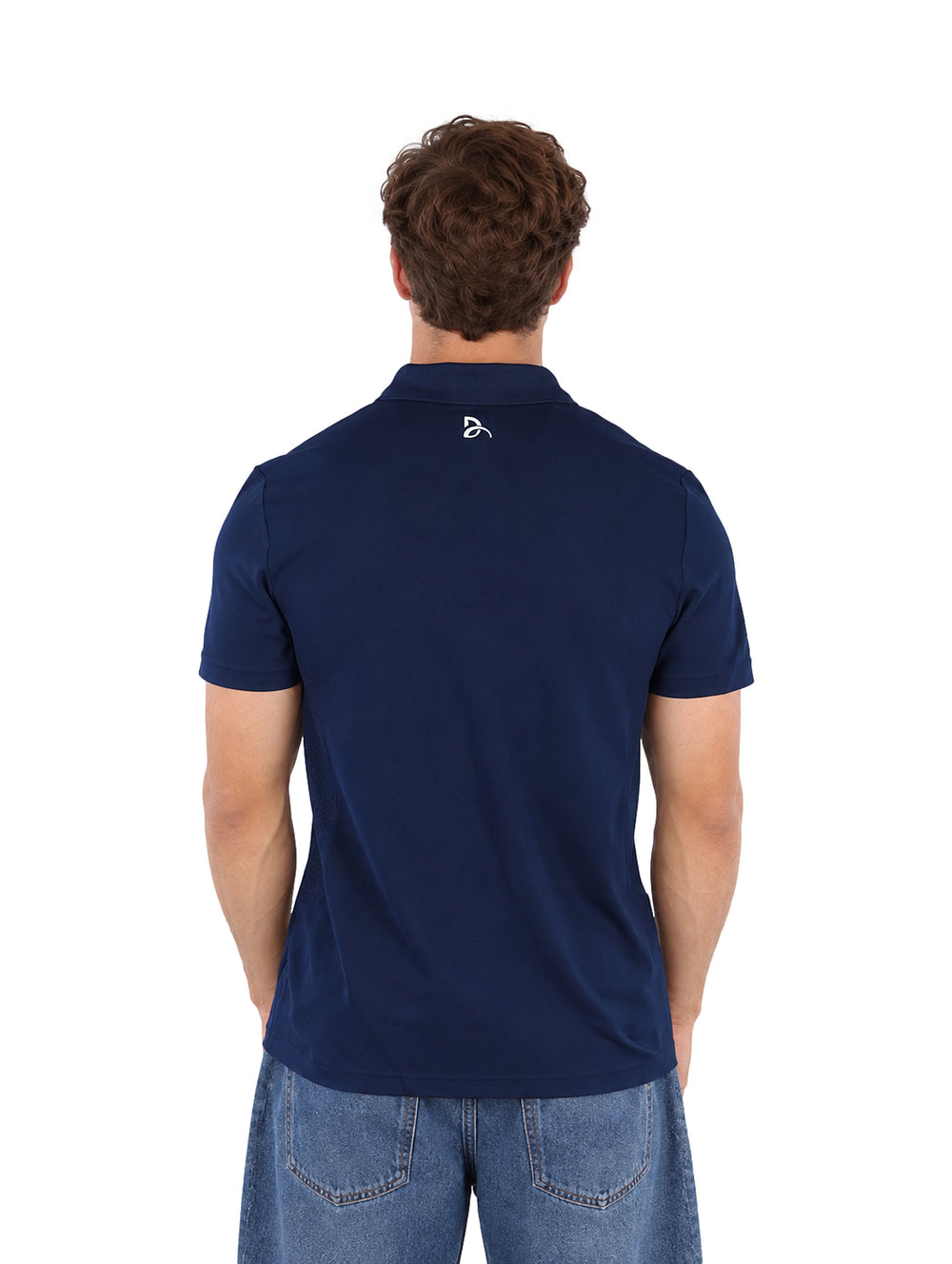 Hombre vistiendo una playera polo Lacoste color azul marino de manga corta.