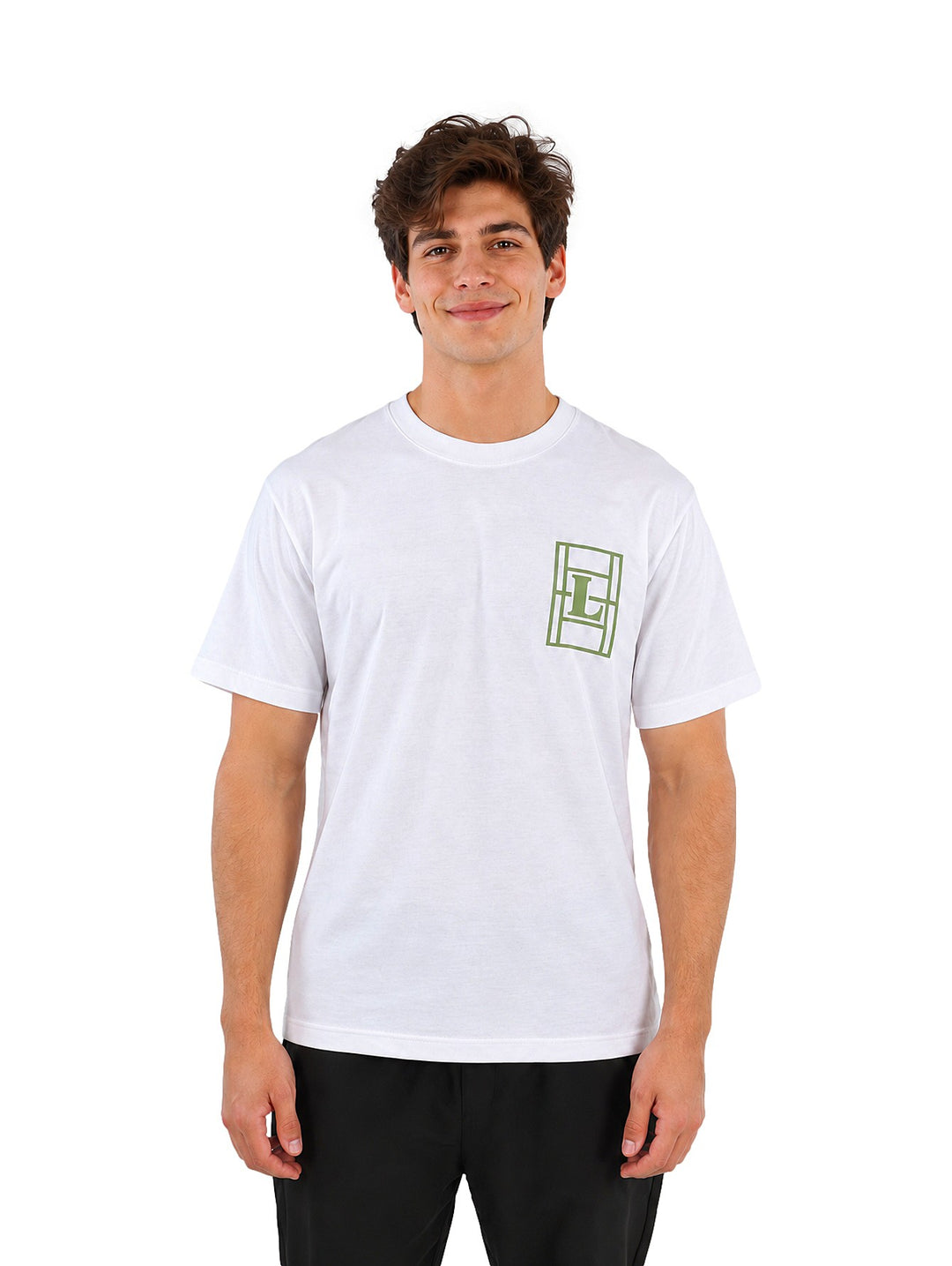 Hombre vistiendo una playera Lacoste blanca de manga corta con un logotipo verde en el pecho.
