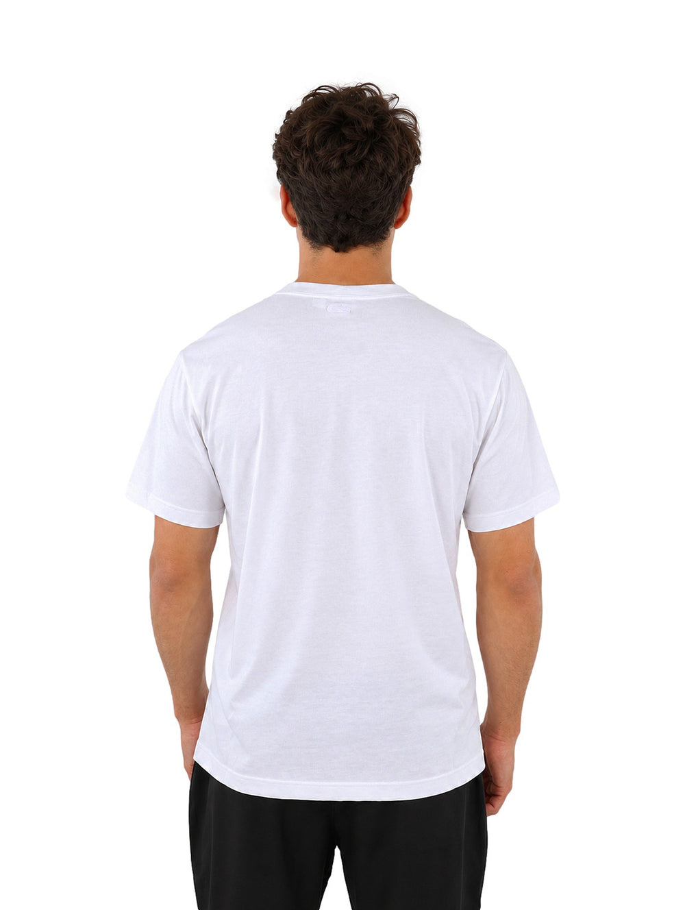 Hombre vistiendo una playera Lacoste blanca de manga corta con un logotipo verde en el pecho.