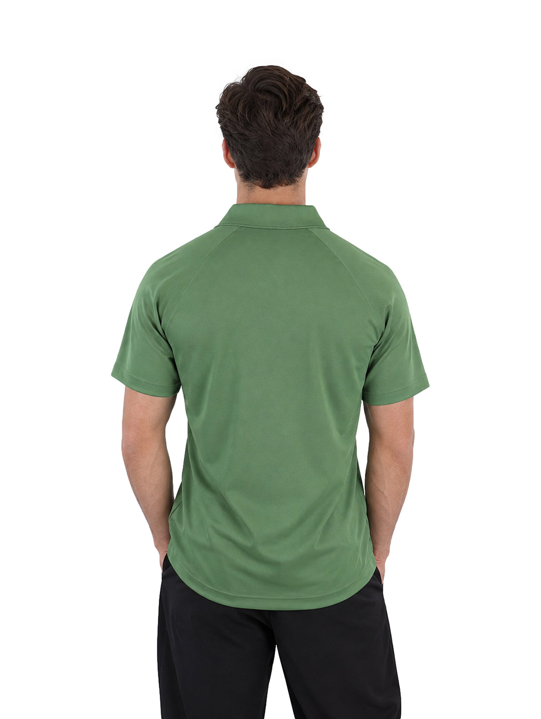 Hombre usando playera polo Lacoste color verde con cuello y manga corta.