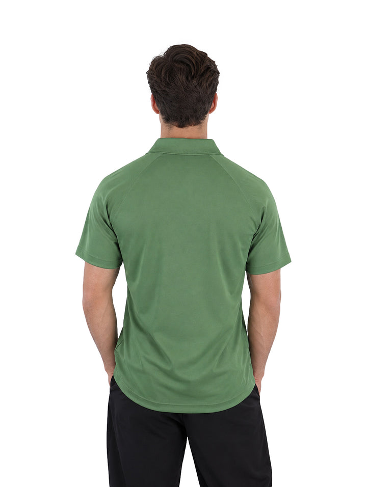 Hombre usando playera polo Lacoste color verde con cuello y manga corta.