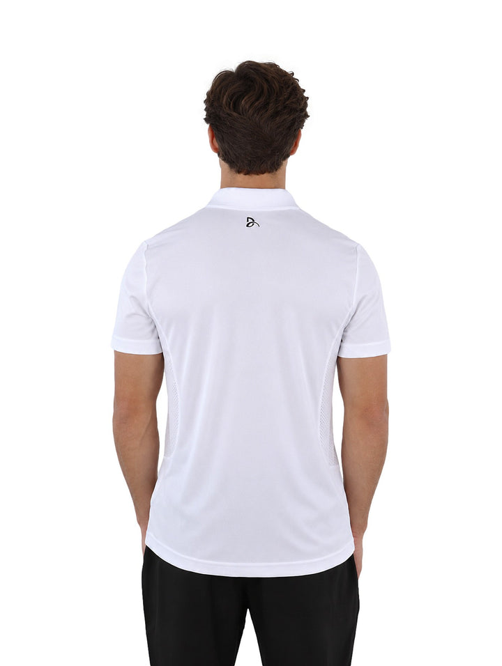 Hombre vistiendo una playera polo Lacoste de color blanco con cuello y botones.
