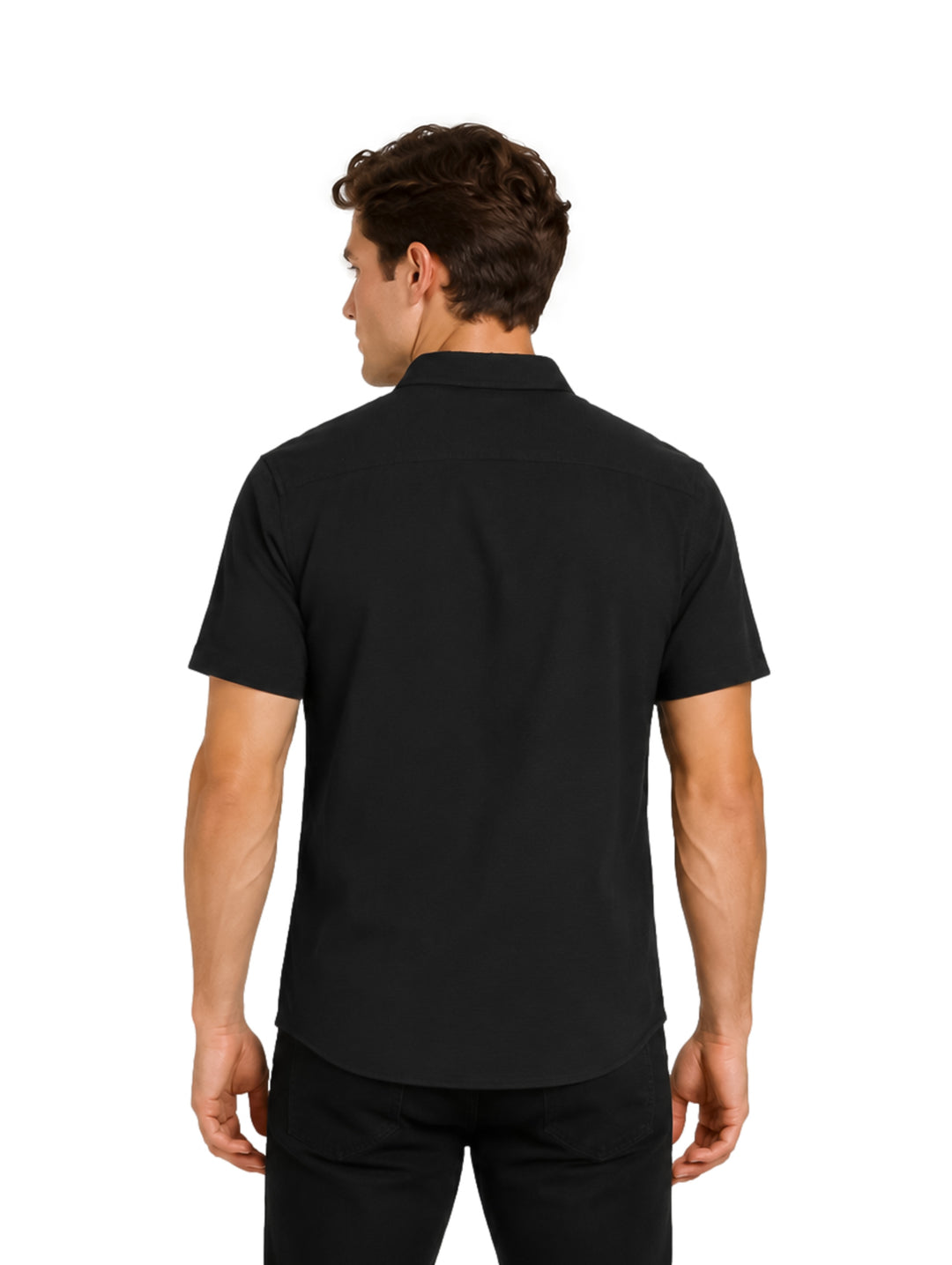 Hombre vistiendo una camisa de manga corta color negro de la marca Authentic Lyon.