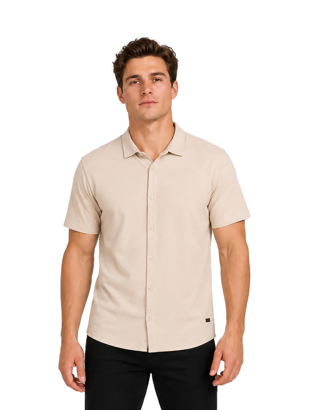 Hombre vistiendo una camisa de manga corta color beige con botones y cuello.