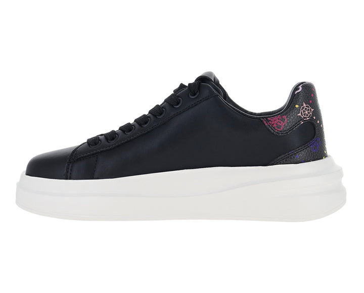 Tenis Guess negros con suela blanca ancha y detalles coloridos en la parte posterior.