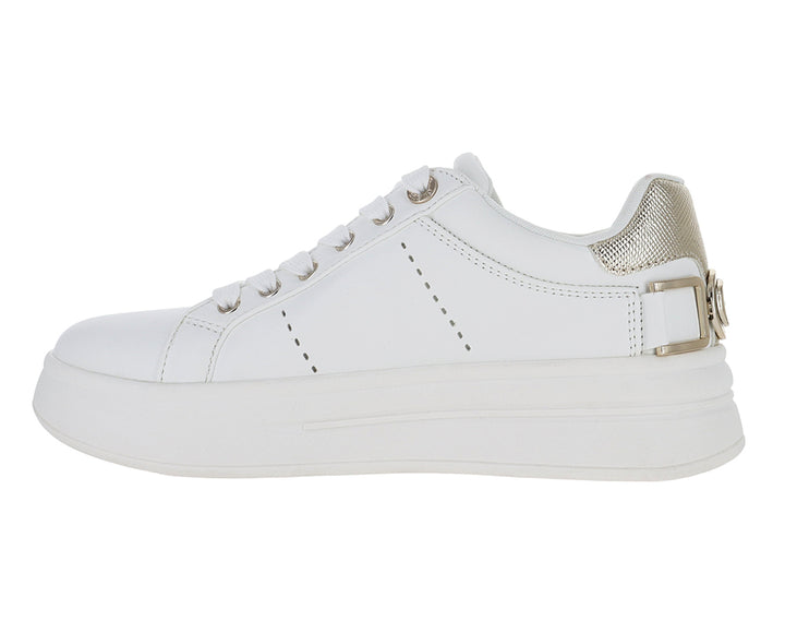 Tenis blancos para mujer con detalles dorados en el talón y suela de plataforma.
