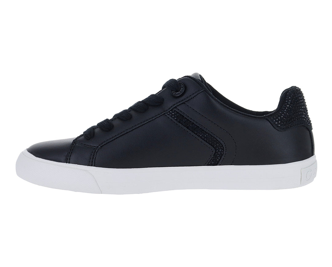Tenis GBG color negro con suela blanca y detalles brillantes en el talón para mujer.