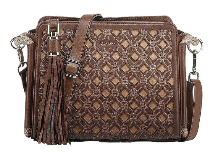 Bolso de cuero color miel con grabado geométrico, borla decorativa y correa ajustable.