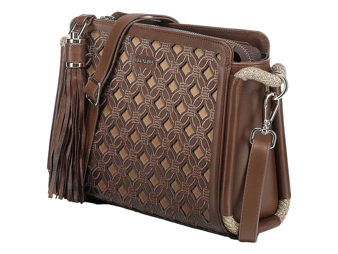 Bolso de cuero color miel con grabado geométrico, borla decorativa y correa ajustable.