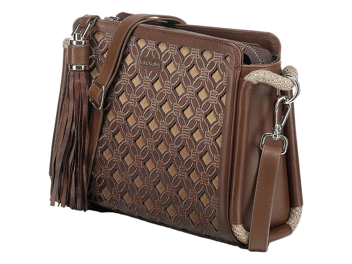 Bolso de cuero color miel con grabado geométrico, borla decorativa y correa ajustable.