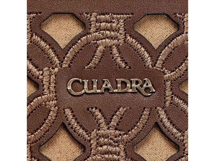 Bolso de cuero color miel con grabado geométrico, borla decorativa y correa ajustable.