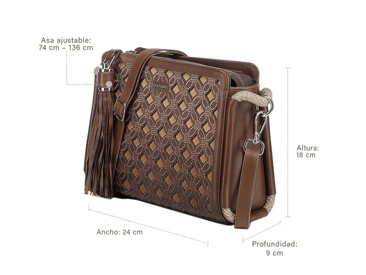 Bolso de cuero color miel con grabado geométrico, borla decorativa y correa ajustable.