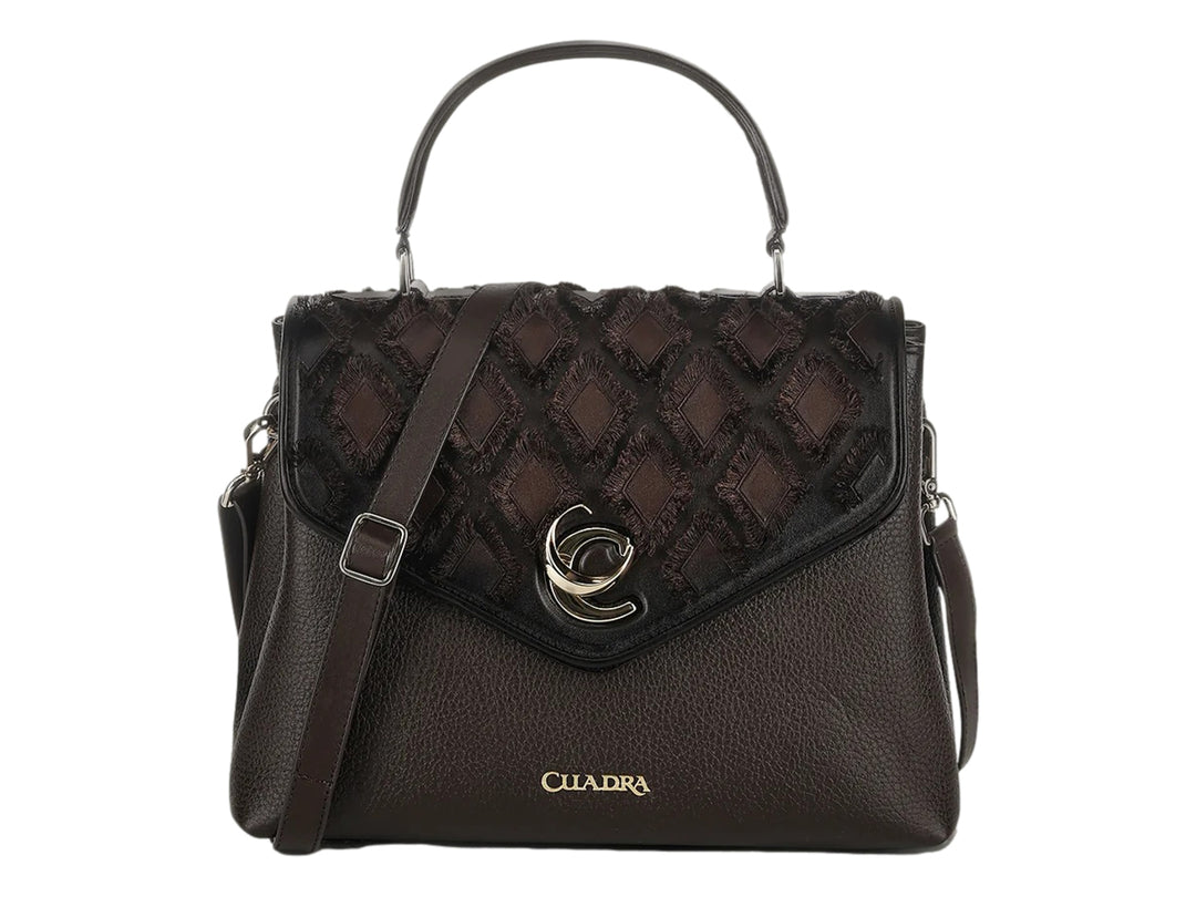 Bolso de cuero color café con solapa acolchada, asa superior y correa ajustable de la marca Cuadra.