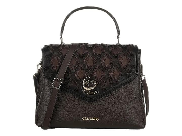 Bolso de cuero color café con solapa acolchada, asa superior y correa ajustable de la marca Cuadra.