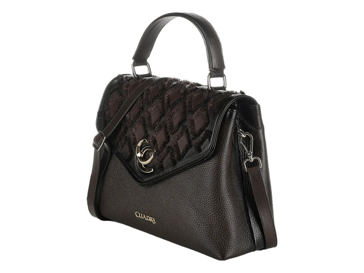 Bolso de cuero color café con solapa acolchada, asa superior y correa ajustable de la marca Cuadra.